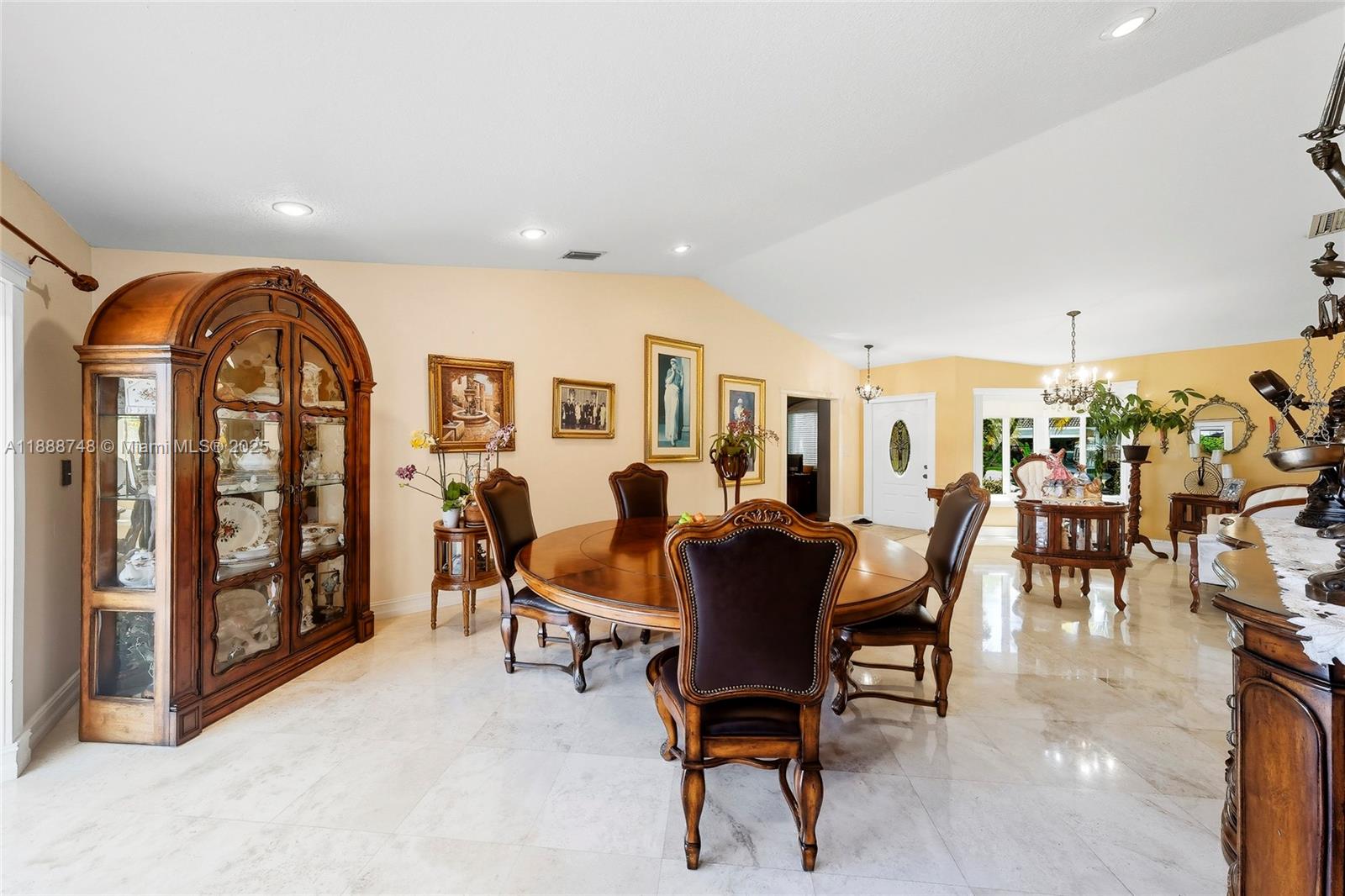 THREE LAKES - Residential