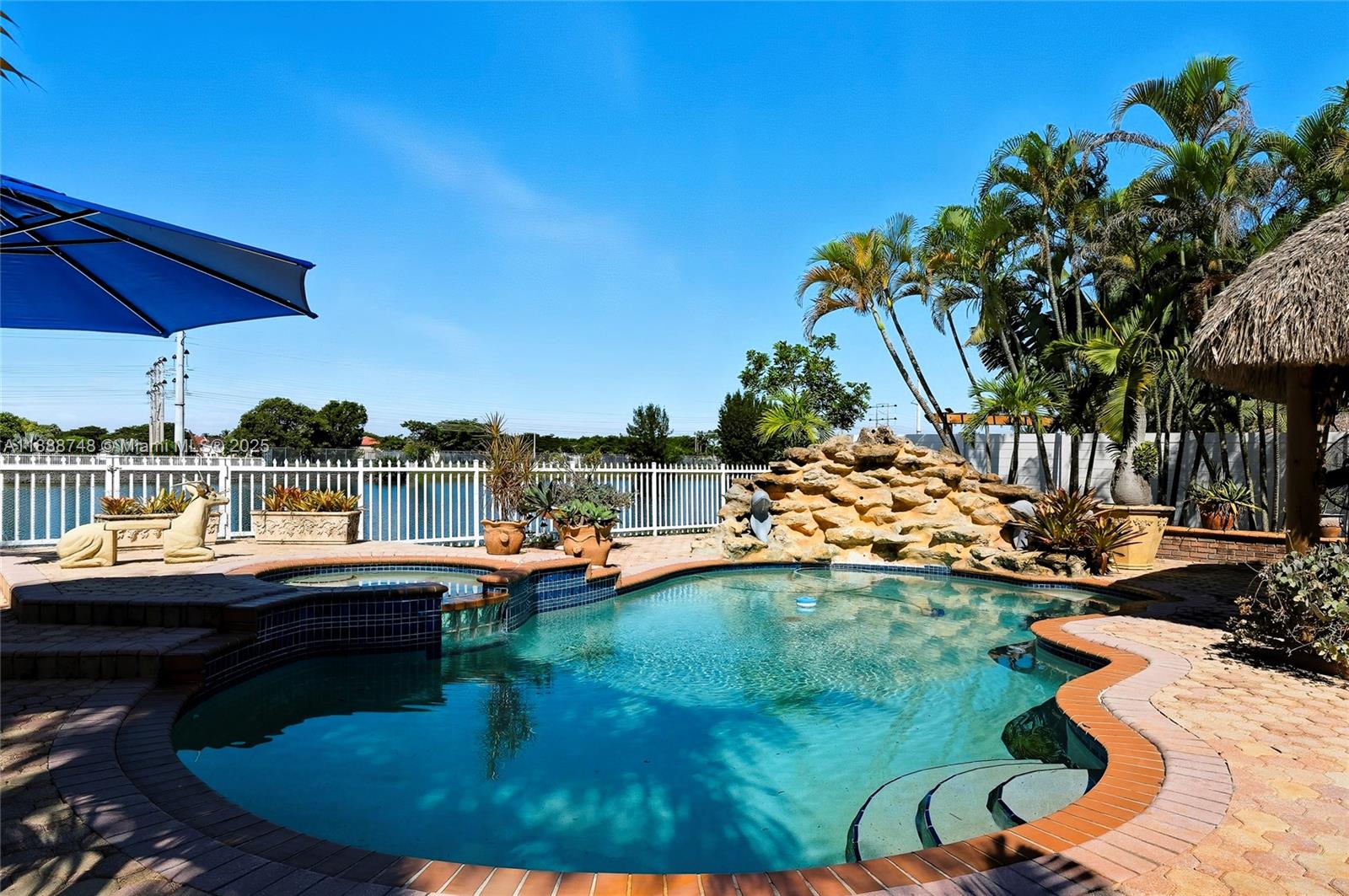 THREE LAKES - Residential