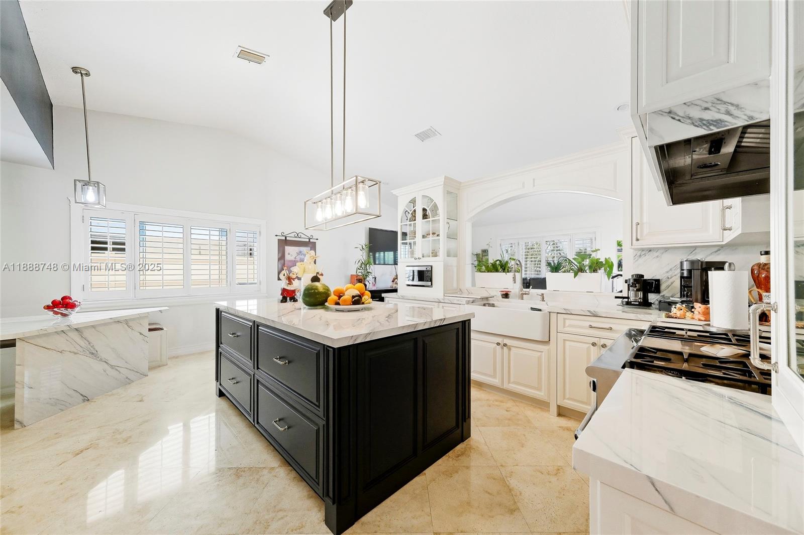 THREE LAKES - Residential