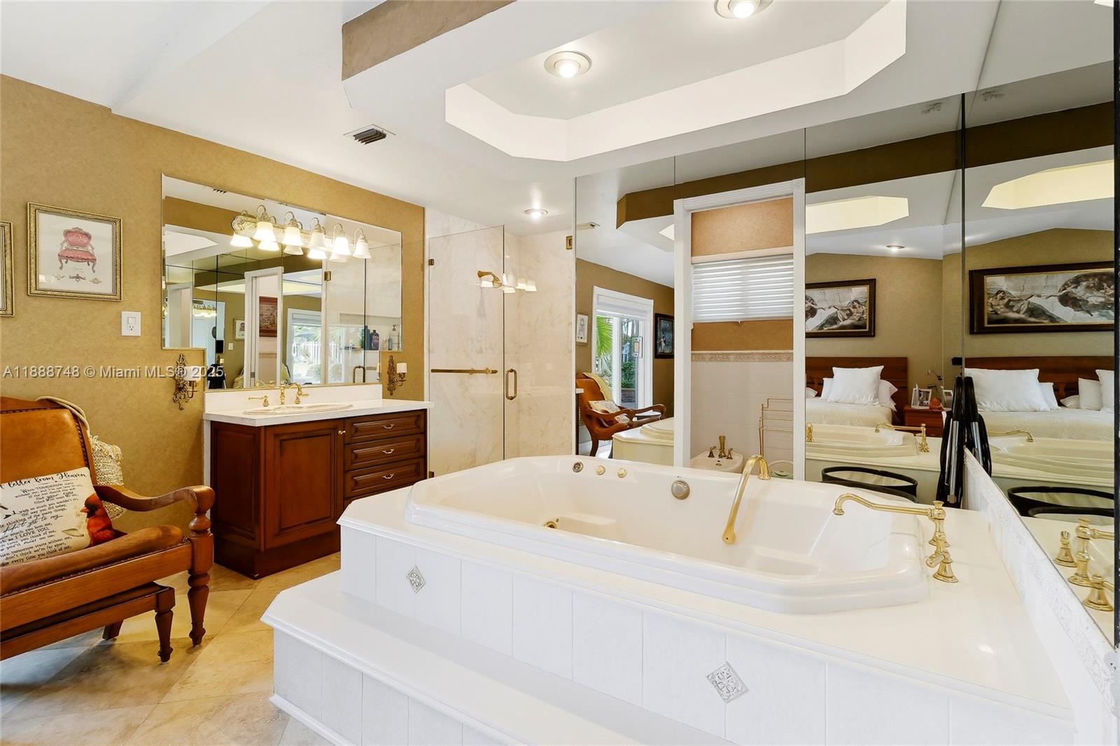 THREE LAKES - Residential