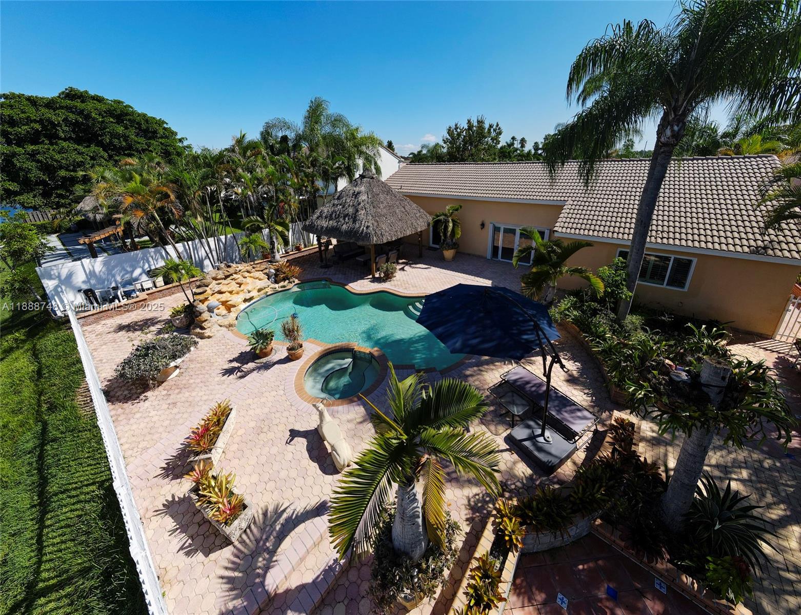 THREE LAKES - Residential