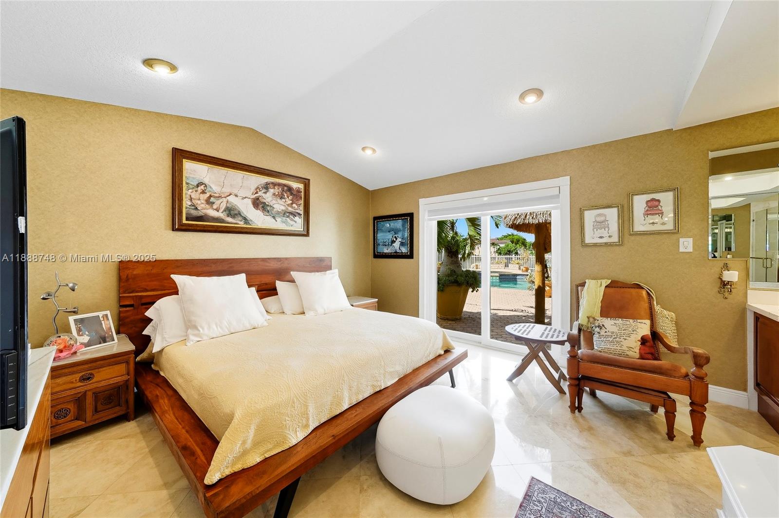 THREE LAKES - Residential