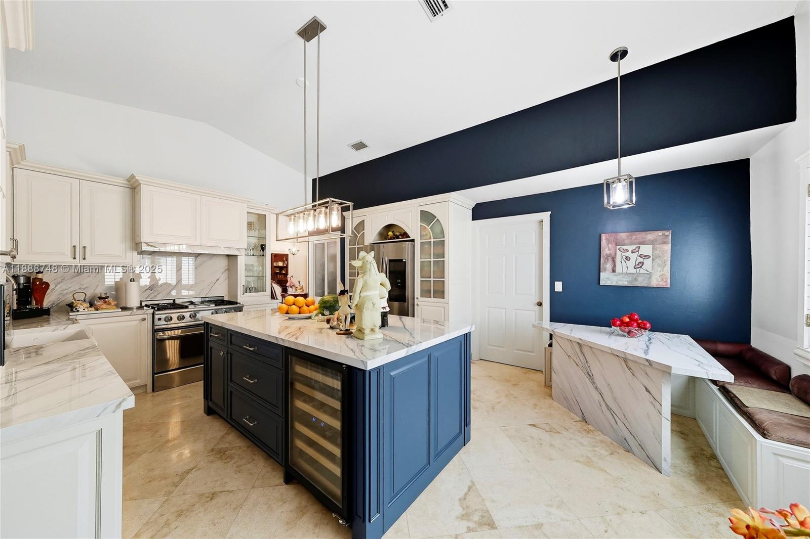 THREE LAKES - Residential