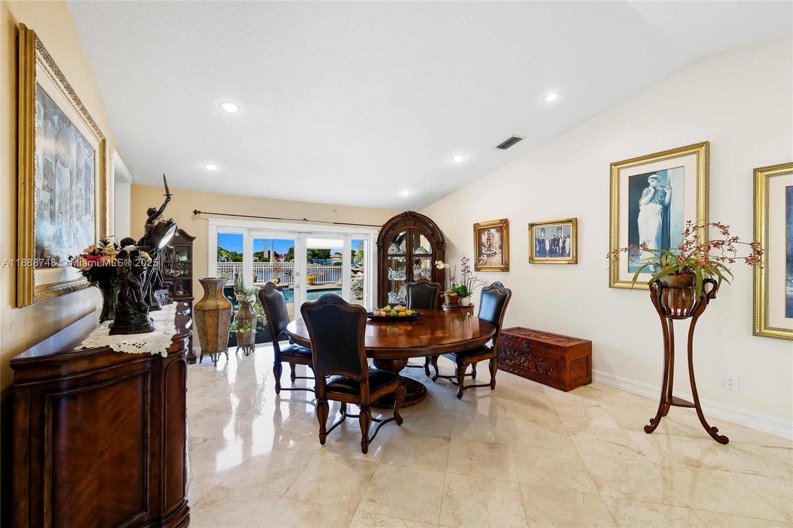 THREE LAKES - Residential