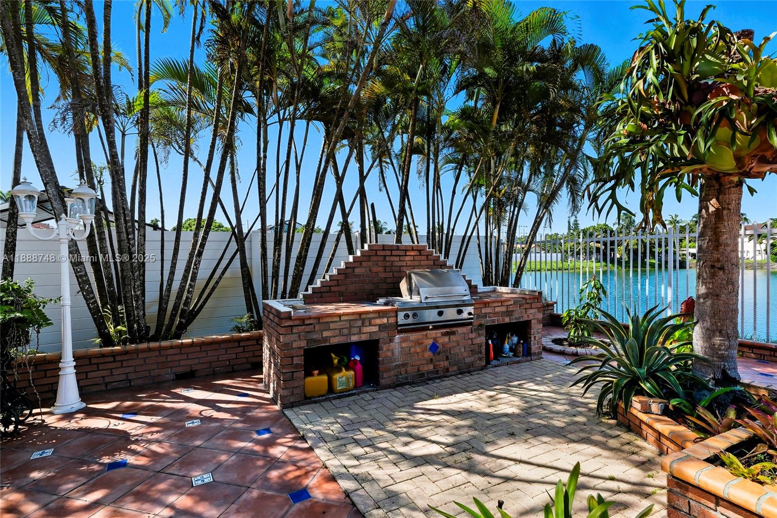 THREE LAKES - Residential