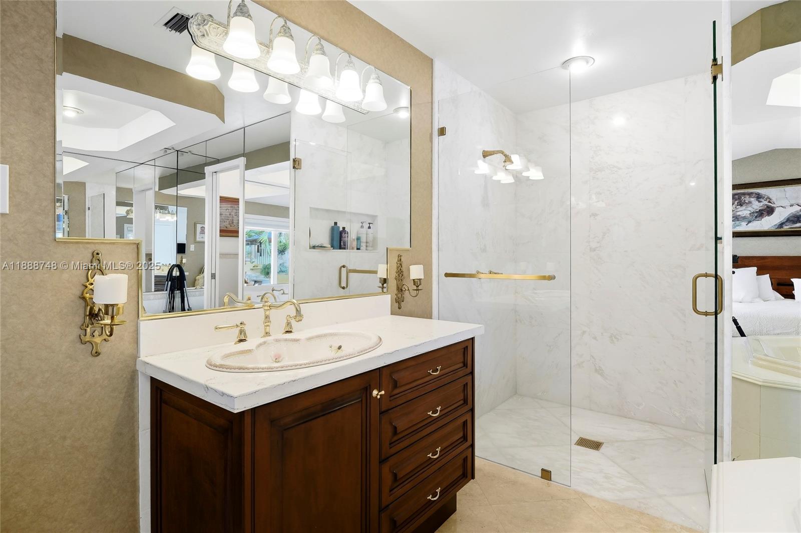 THREE LAKES - Residential