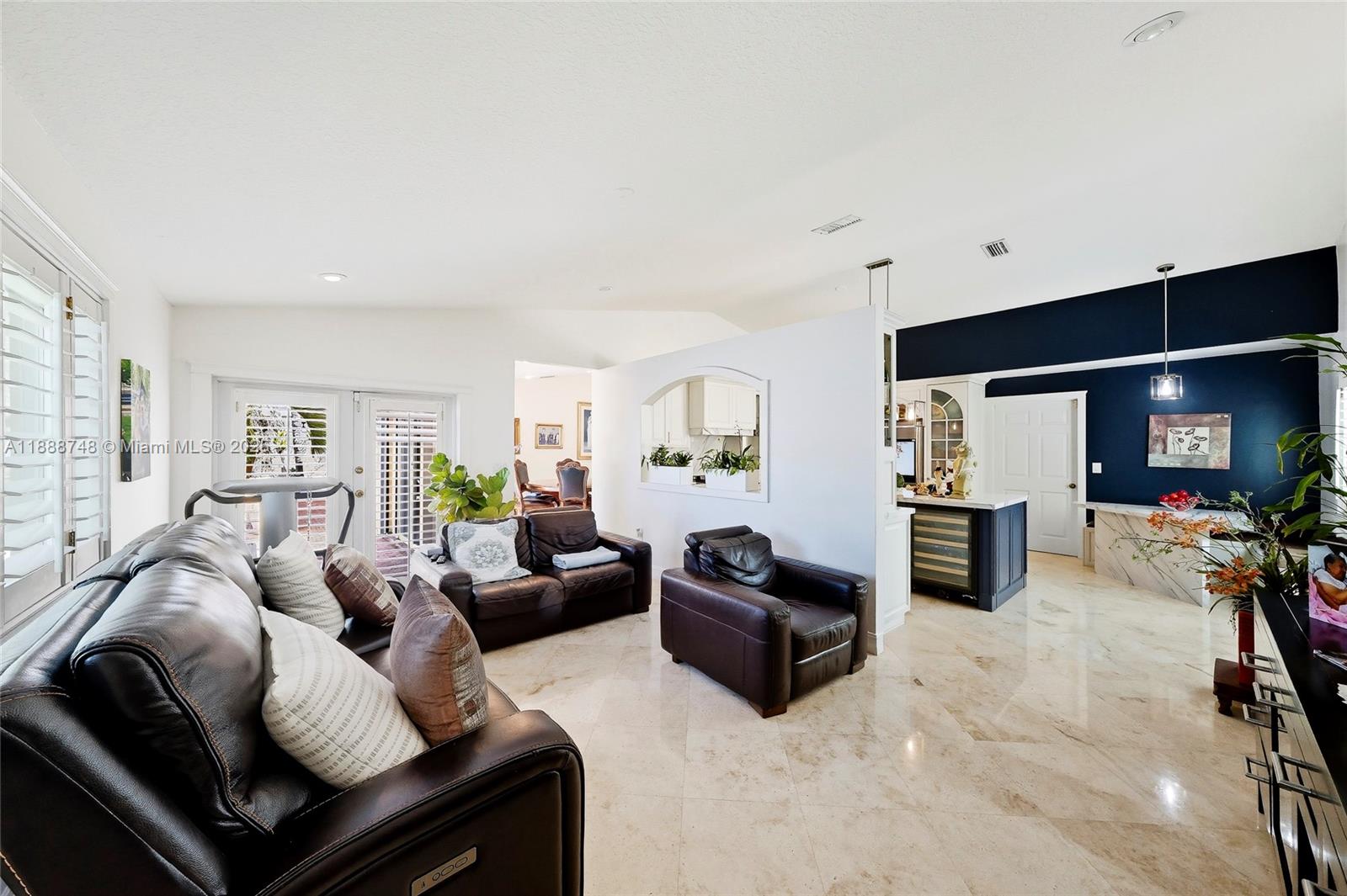 THREE LAKES - Residential