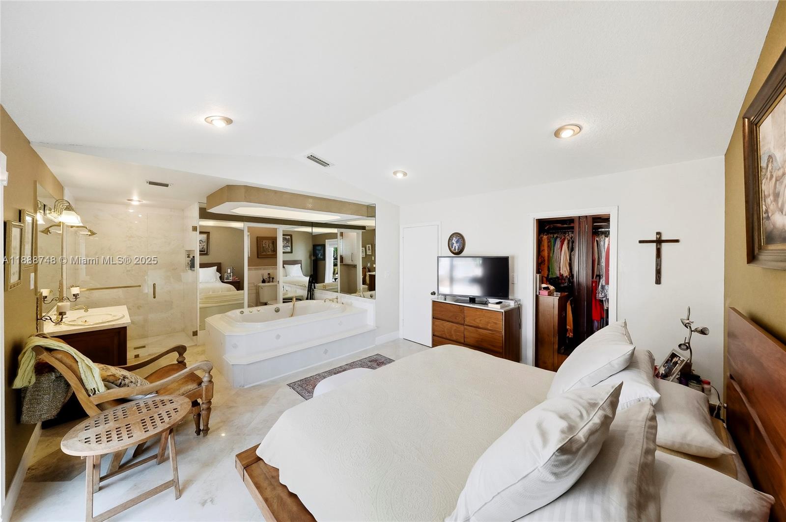 THREE LAKES - Residential