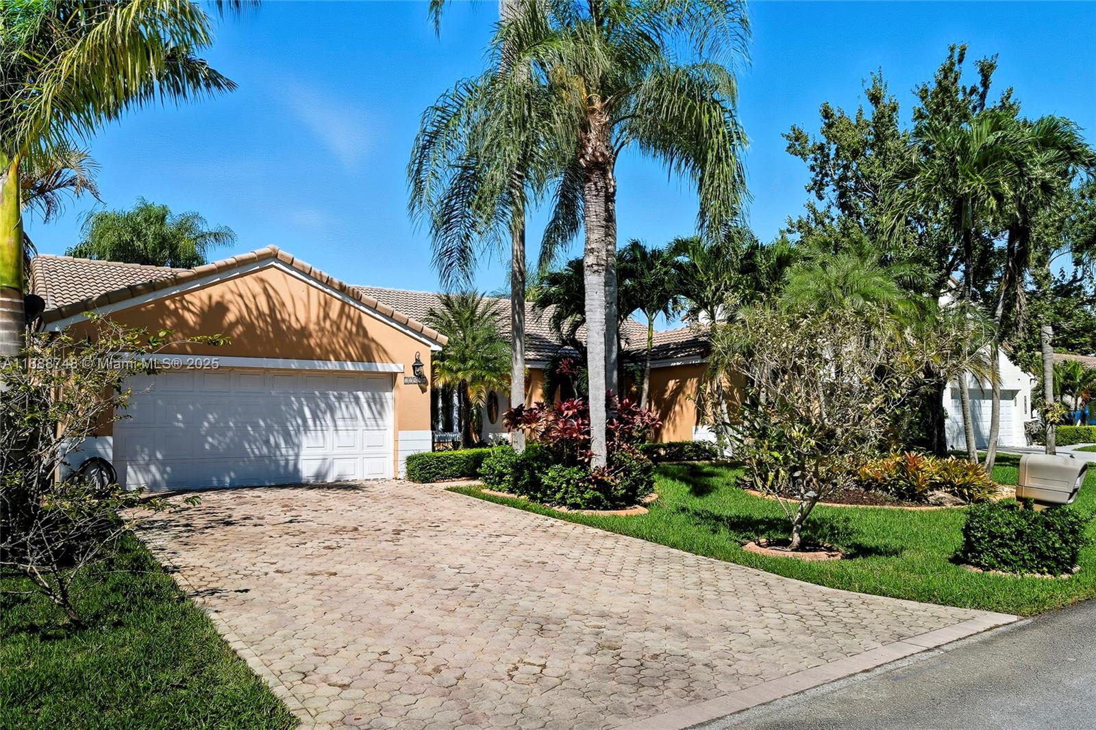 THREE LAKES - Residential