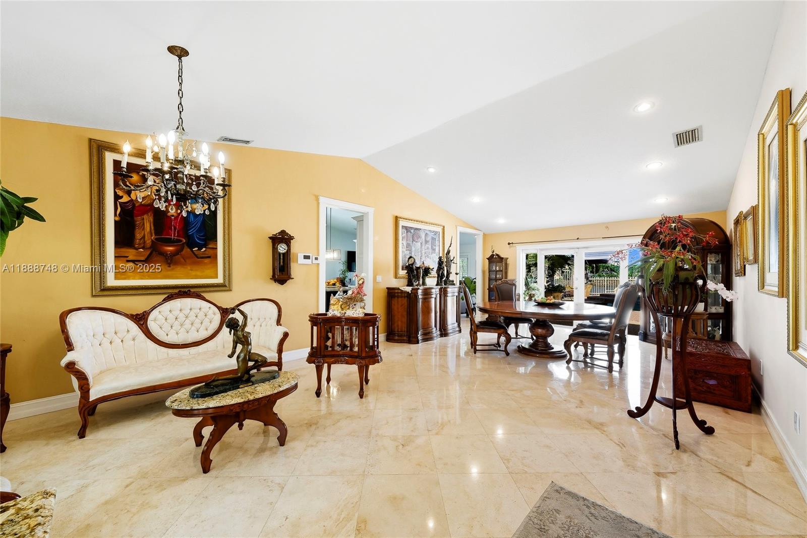 THREE LAKES - Residential