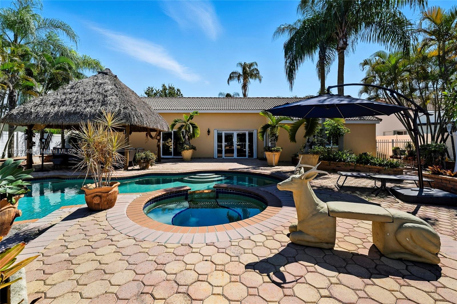 THREE LAKES - Residential