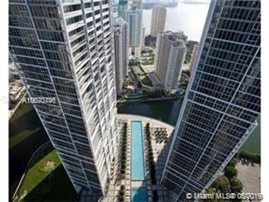 Gorgeous unit in a superb and unique building in the heart of Brickell with exceptional views. Location is simply perfect!