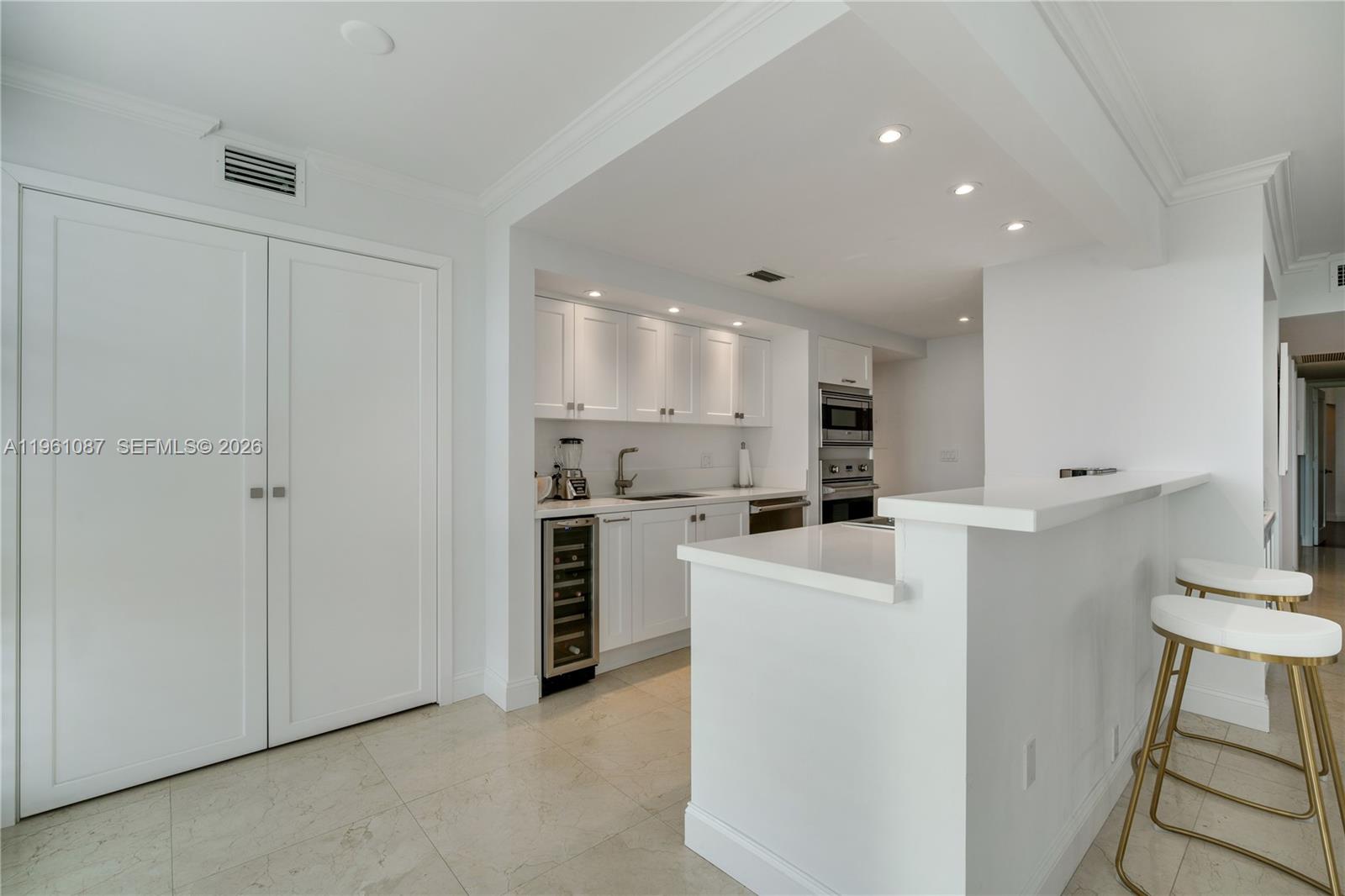 TOWERS OF KEY BISCAYNE CO - Residential