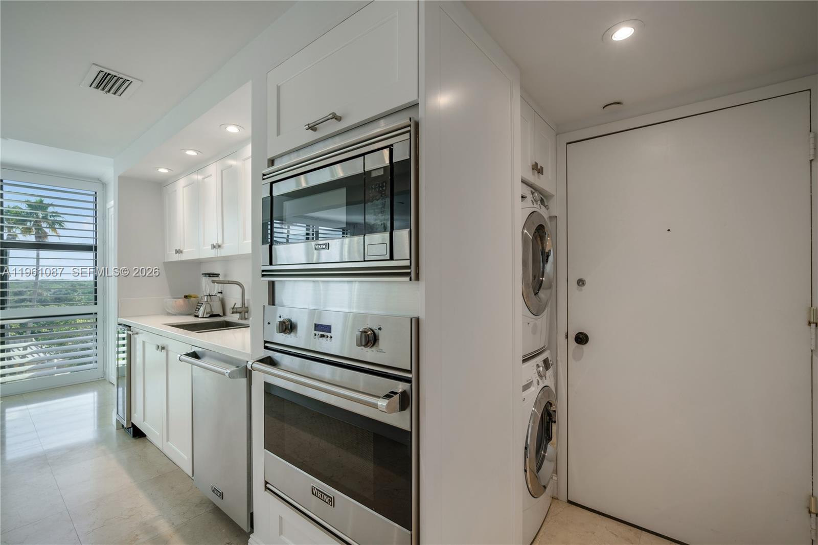 TOWERS OF KEY BISCAYNE CO - Residential