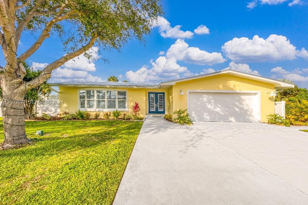 Photo of 602 Malabar Ave, Fort Pierce, FL 34949 (MLS # A12003042)