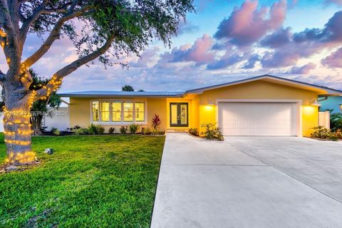 Photo of 602 Malabar Ave, Fort Pierce, FL 34949 (MLS # A12003042)