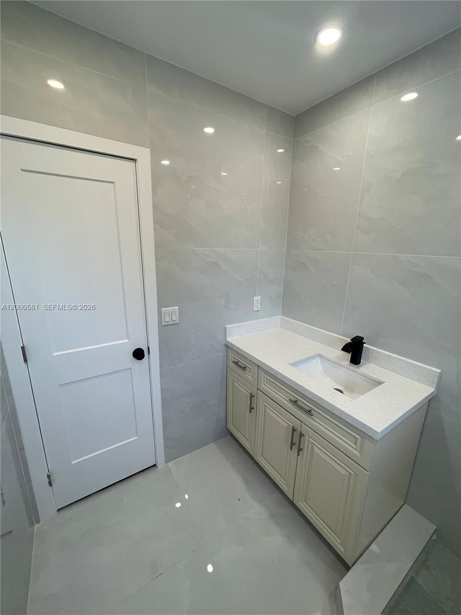 SILVER BLUFF EST SEC C - Residential Lease