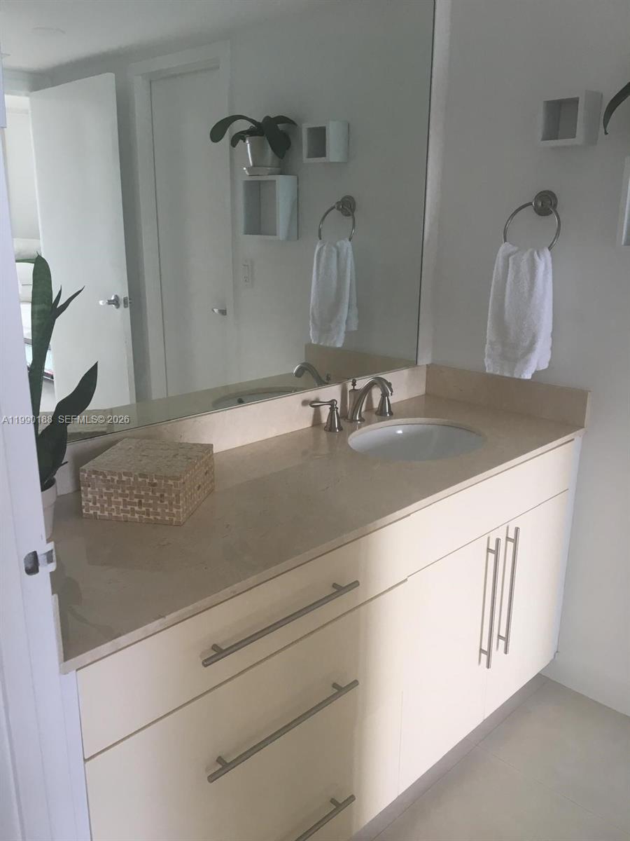 BRICKELL BAY CLUB CONDO - Residential Lease