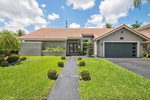Photo of 811 Amherst Ave, Davie, FL 33325 (MLS # A12010380)