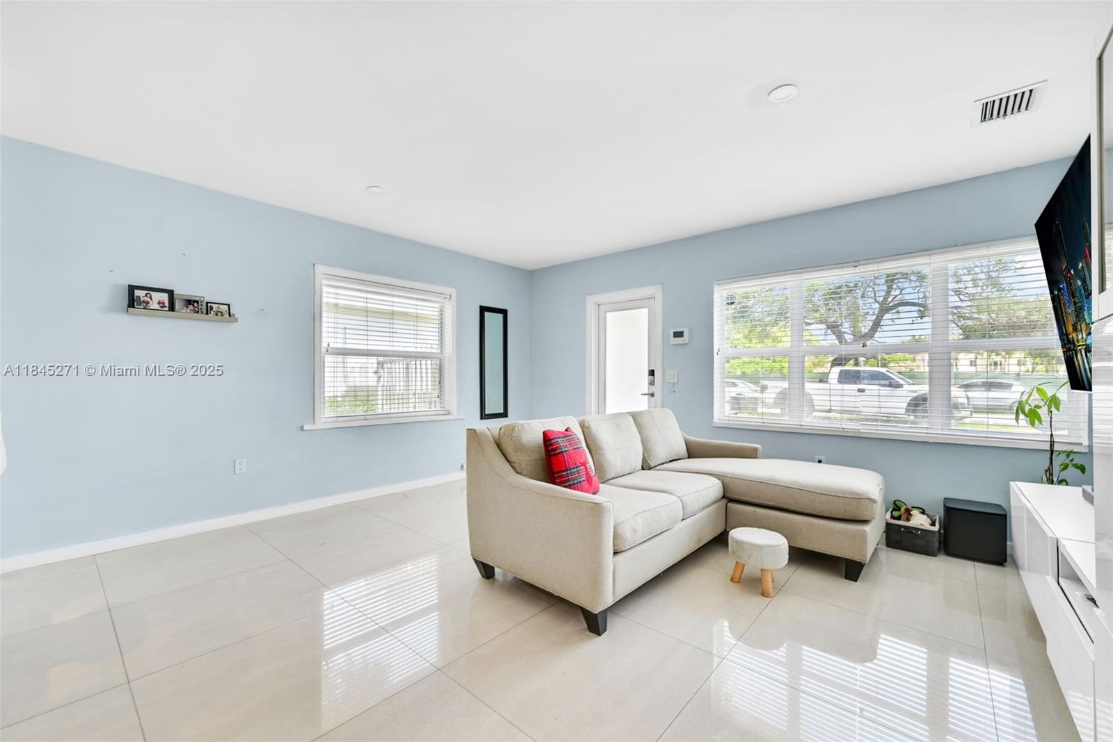 HOLLYWOOD HIGHLANDS PARK - Residential