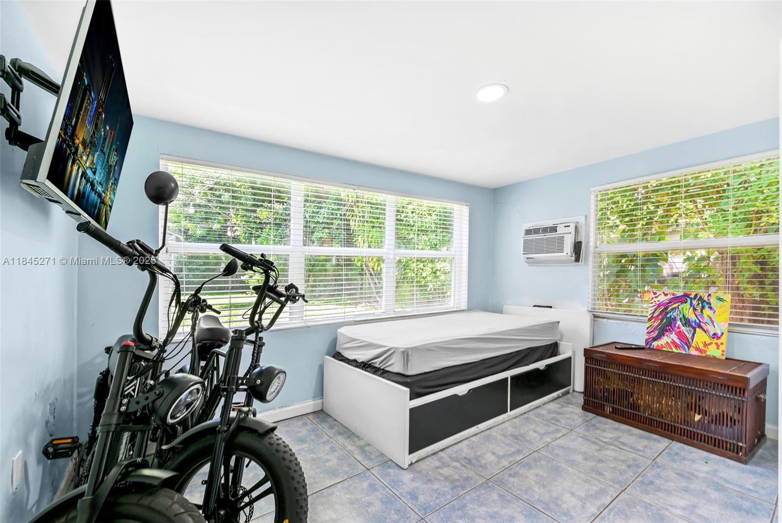 HOLLYWOOD HIGHLANDS PARK - Residential