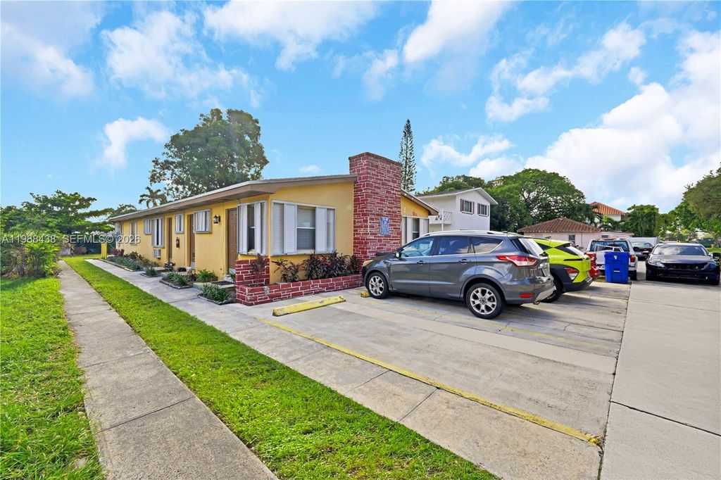 Photo of 923 N 16th Ct, Hollywood, FL 33020 (MLS # A11988438)