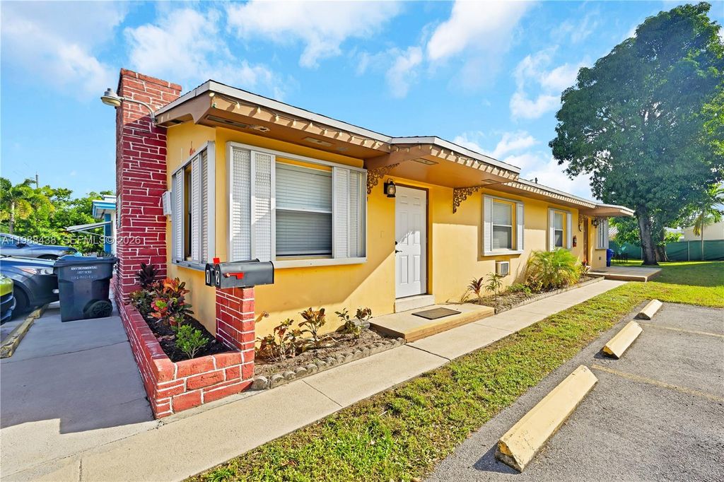 Photo of 923 N 16th Ct, Hollywood, FL 33020 (MLS # A11988438)