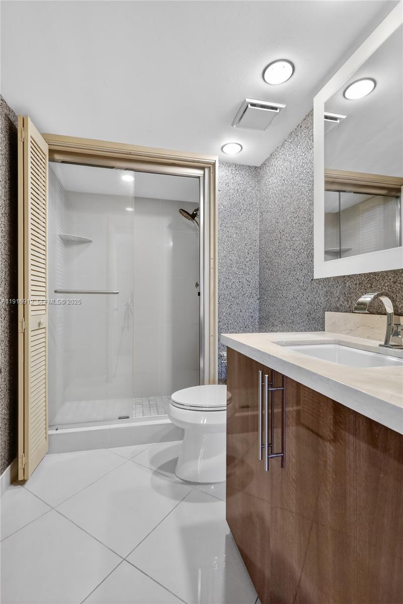 THE TOWERS OF QUAYSIDE CO - Residential