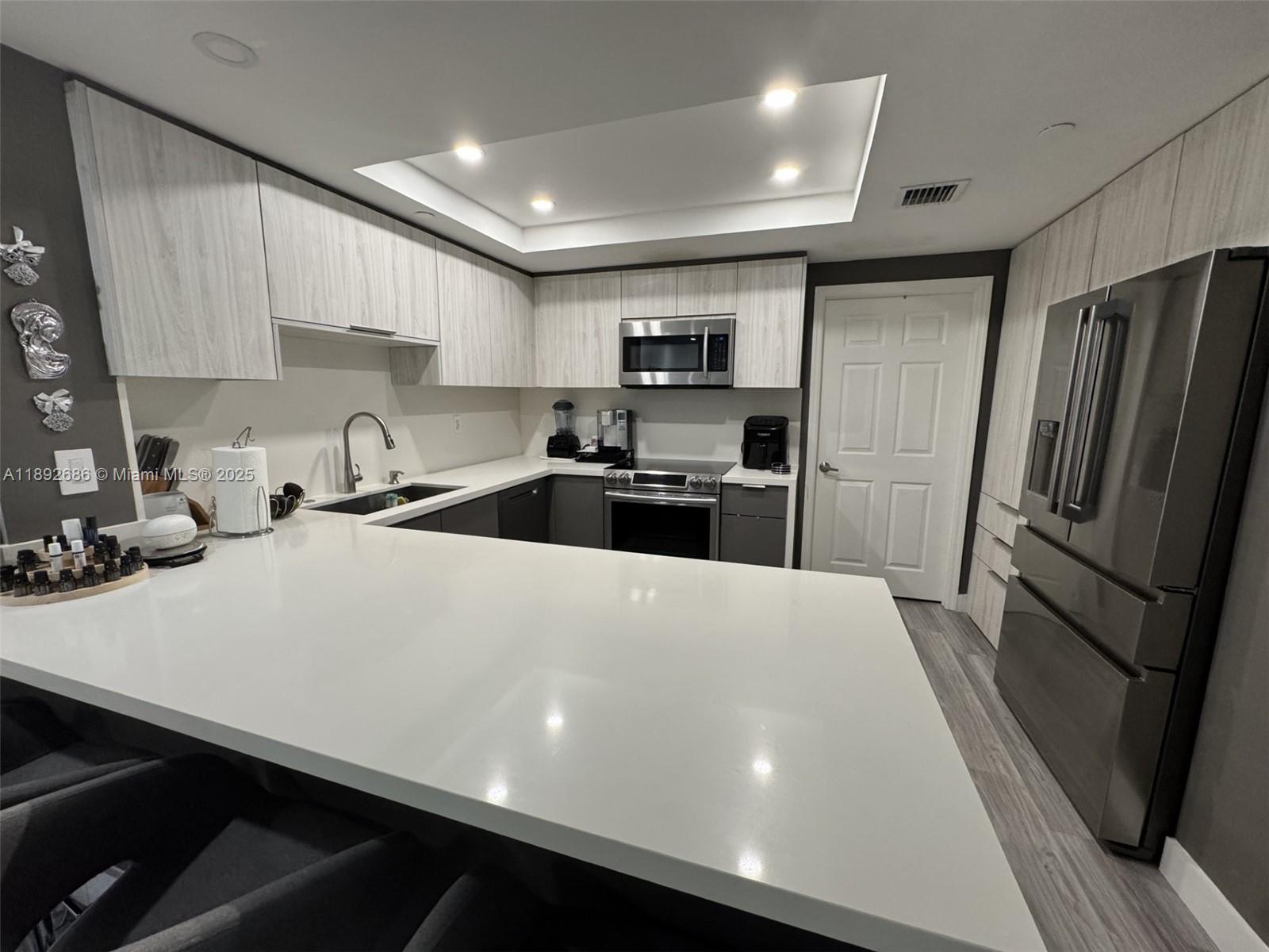 DORAL HOUSE CONDO NO 3 - Residential