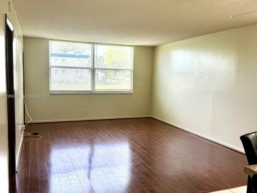 NICE WATERVIEW CORNER UNIT CONDO 2/2 IN CENTRAL LOCATION IN MARGATE.