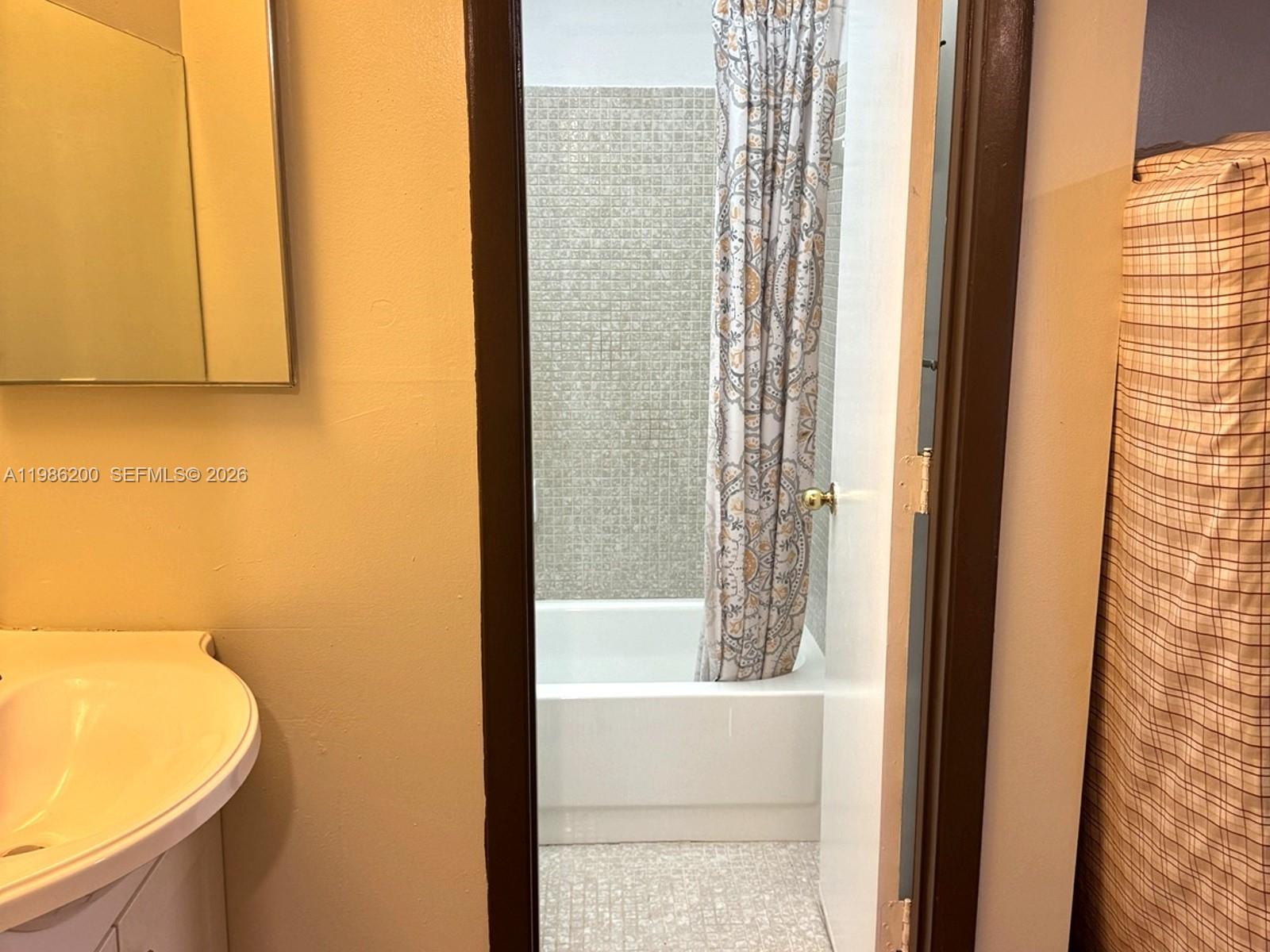 ROYAL PARK GARDENS III-M - Residential Lease