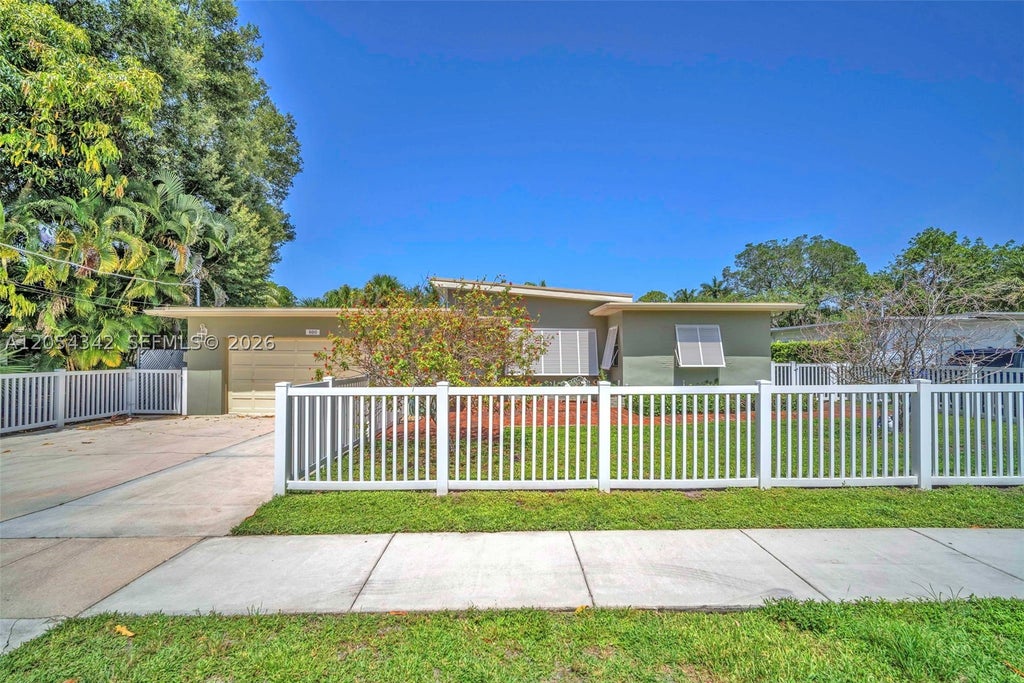 Photo of 800 SW 8th Ter, Fort Lauderdale, FL 33315 (MLS # A12054342)