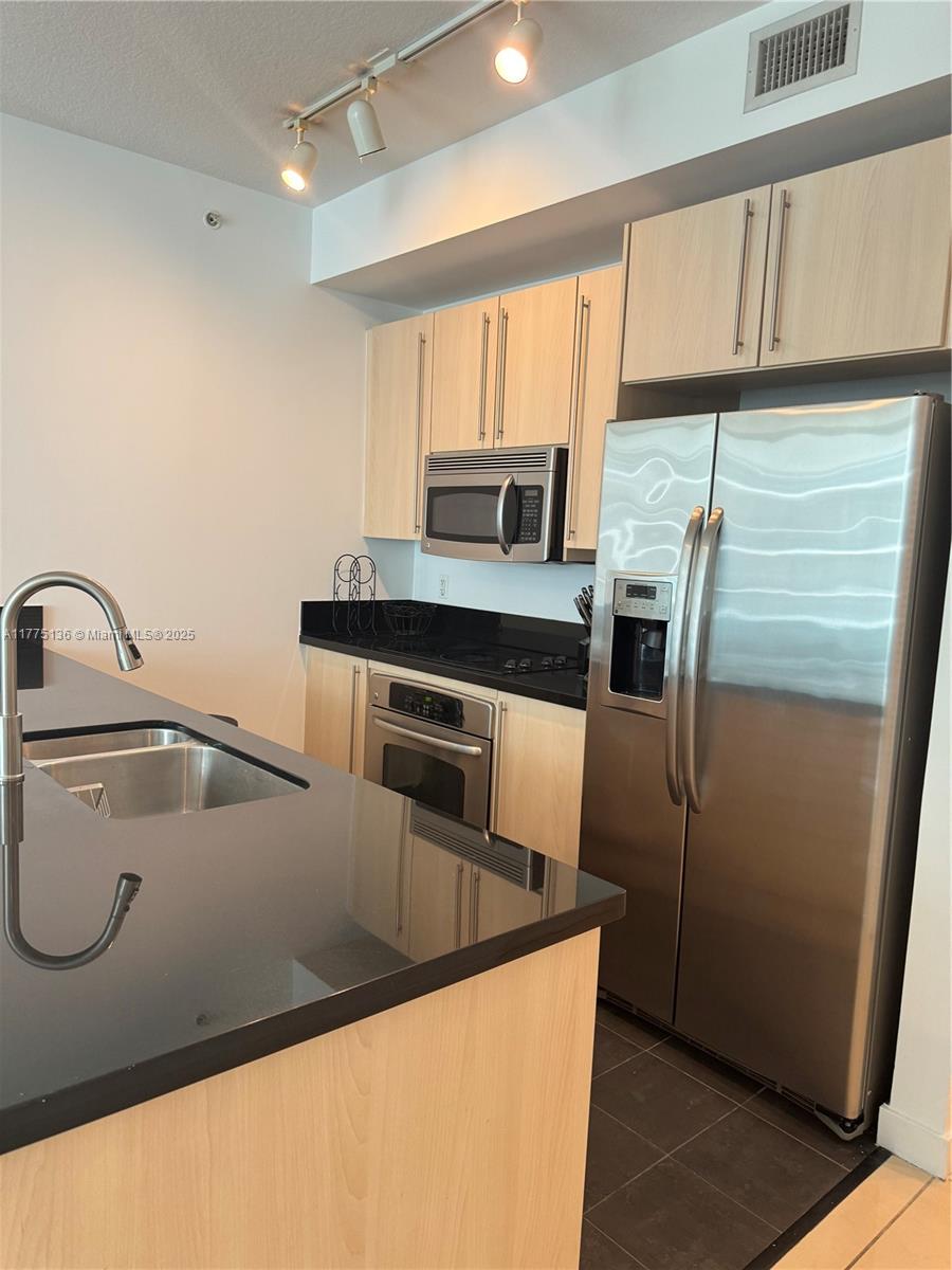 AXIS BRICKELL - Residential Lease