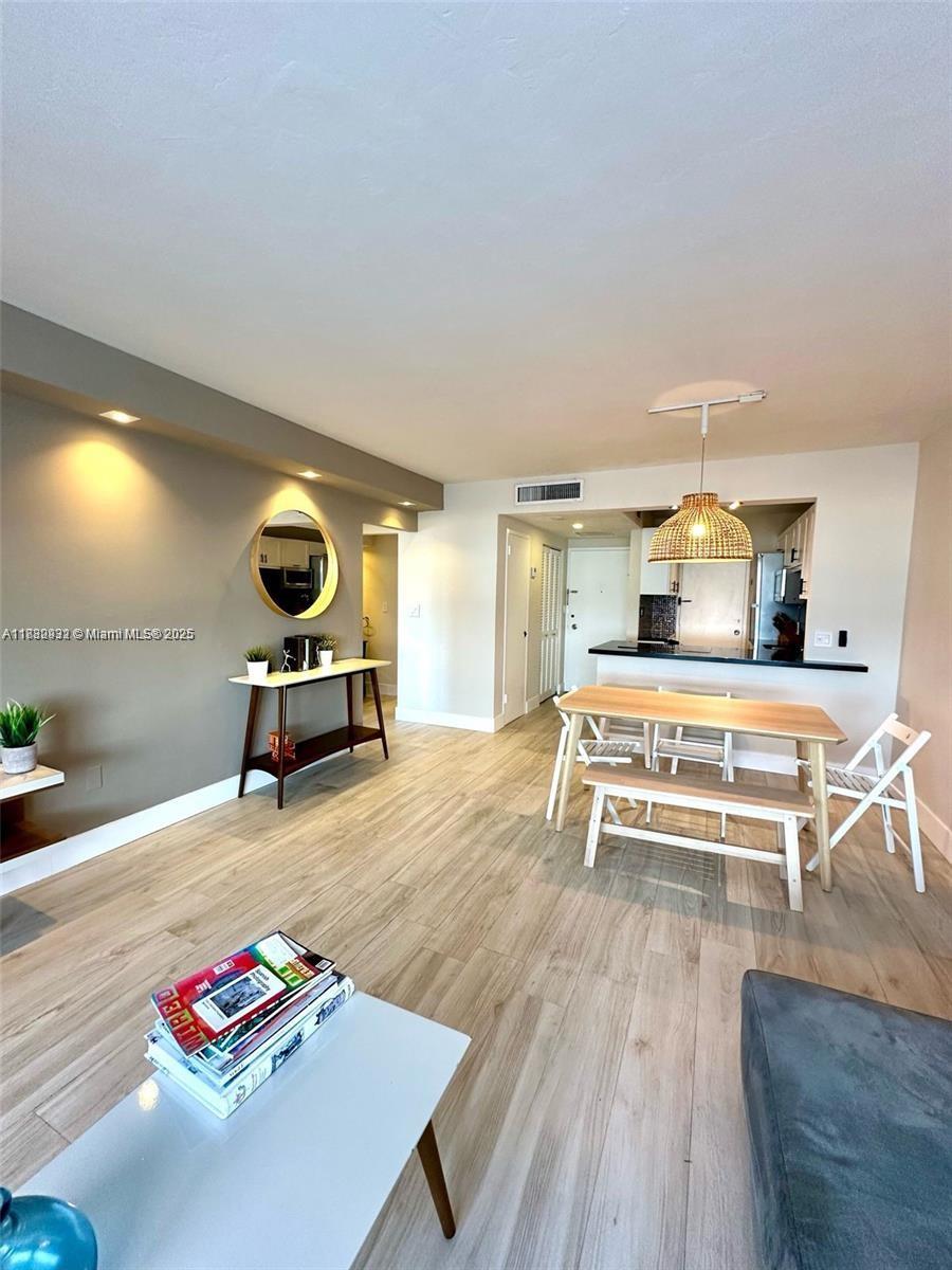 2899 Collins Ave 837