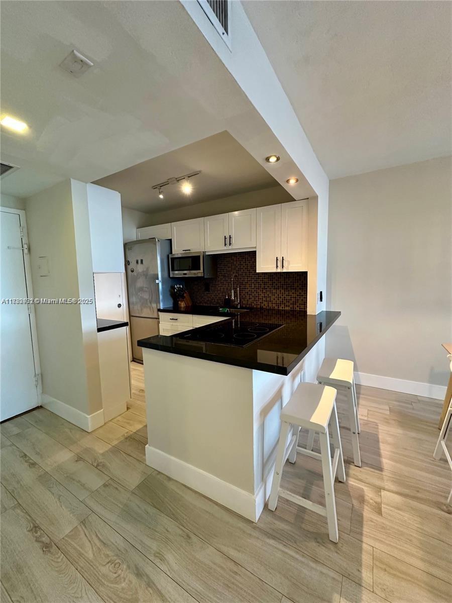 2899 Collins Ave 837