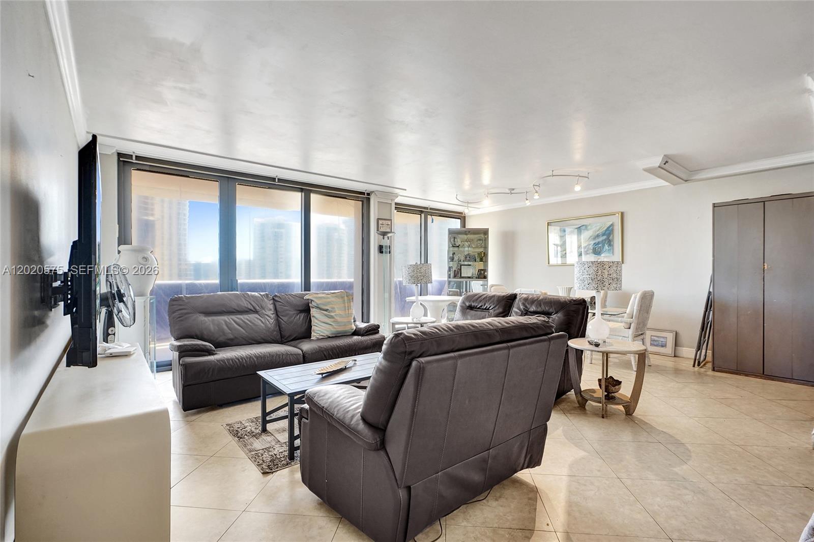 TURNBERRY ISLE SOUTH COND - Residential