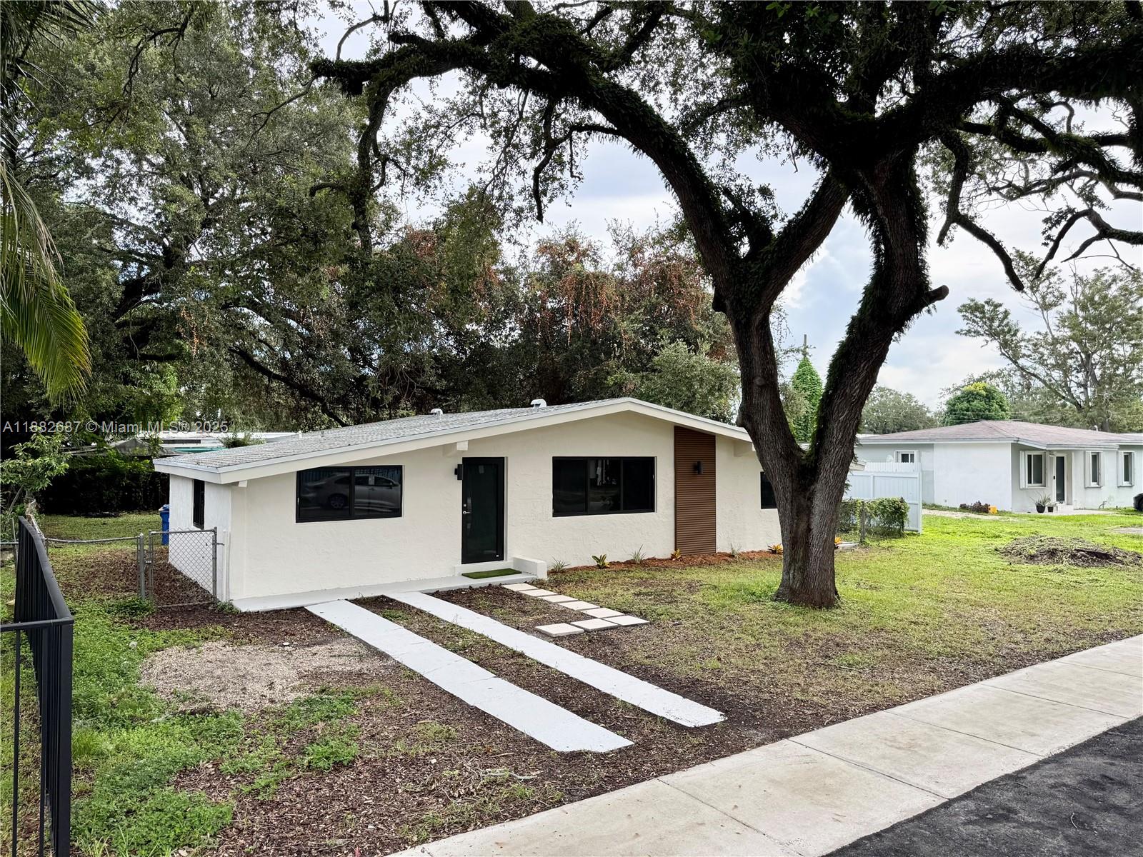 PINE TREE PARK - Residential