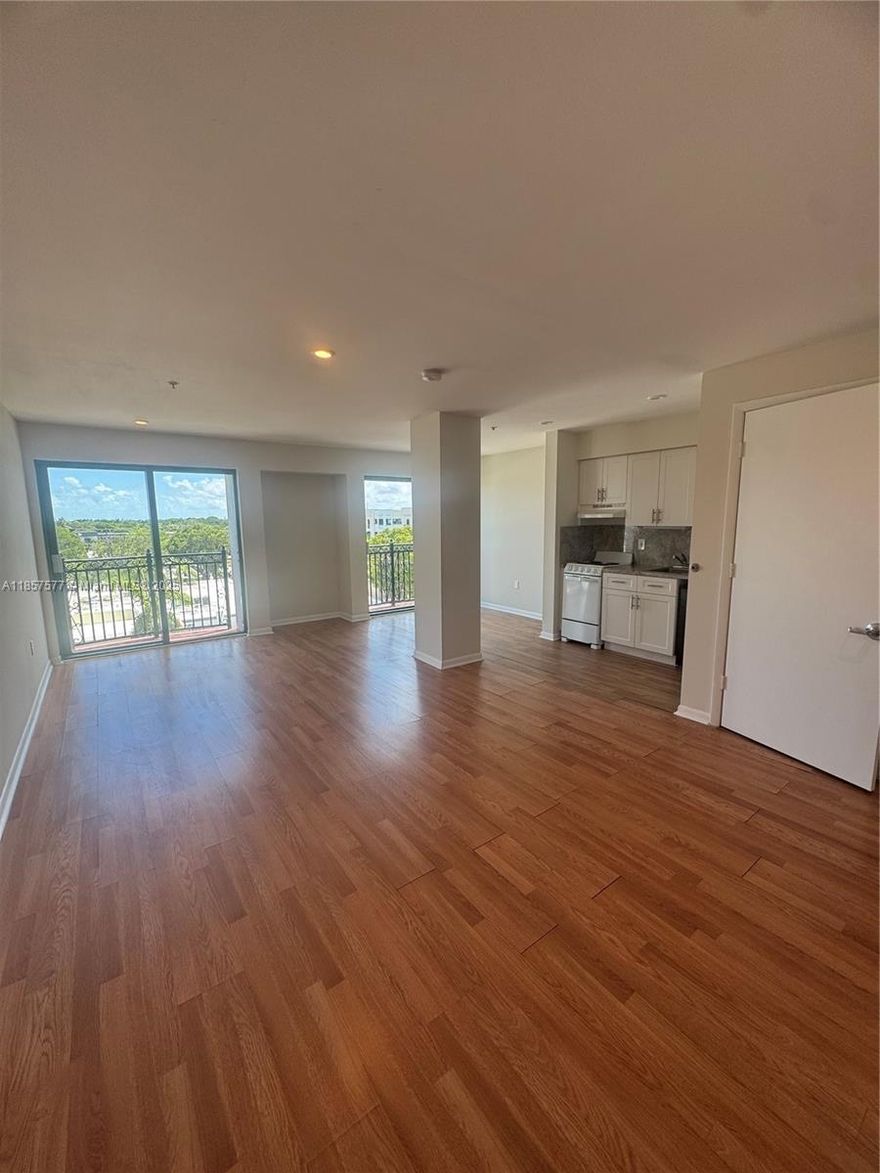 Charming studio in the heart of South Miami, steps away from shops, dinning and public transport. Perfect for city living with easy access to everything. Water, trash, sewer, and maintenance included, parking sports available for a monthly fee. Available now! Easy and rapid approval.