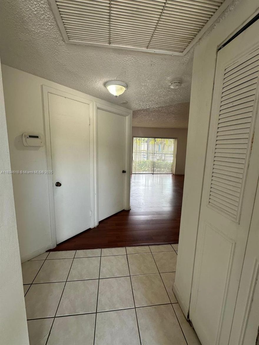 Spacious 1-Bedroom, 1-Bathroom Condo in Las Vistas Doral!
This first-floor unit features a bright layout and the convenience of an in-unit washer and dryer. Located in a well-maintained, secure community that offers a clubhouse with a gym, swimming pool, and other great amenities. Just minutes from Downtown Doral, shopping, dining, and major highways. Vacant and easy to show—schedule your visit today!