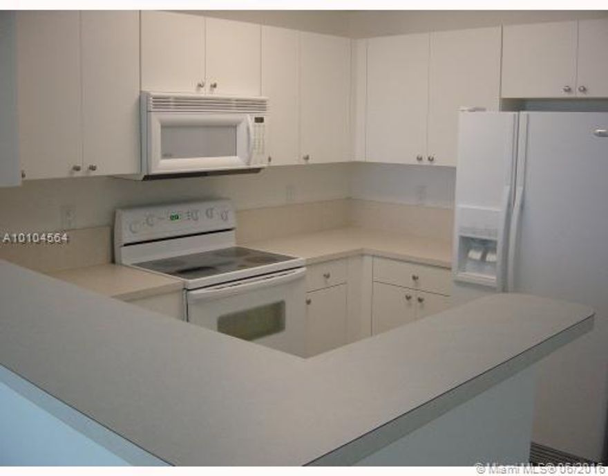 Beautiful & Bright 1/1 Luxury Condo, Excellent condition.  Heart of Coral Gables, 24th Hours Security, Concierge, Gym, Business Center & Pool.  Walk to shops and Restaurants great location with pool and city views.  Condo Available  August 1, 2016.