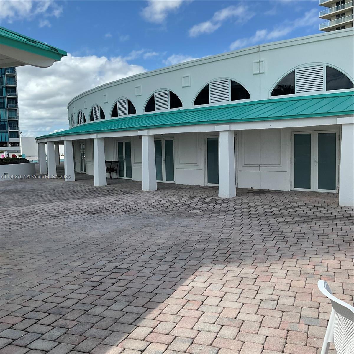 16485 Collins Ave Cabana 9