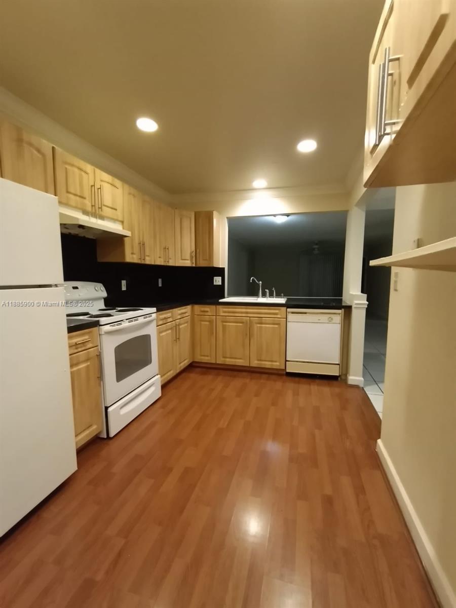 LAGO WEST CONDOMINIUM B - Residential