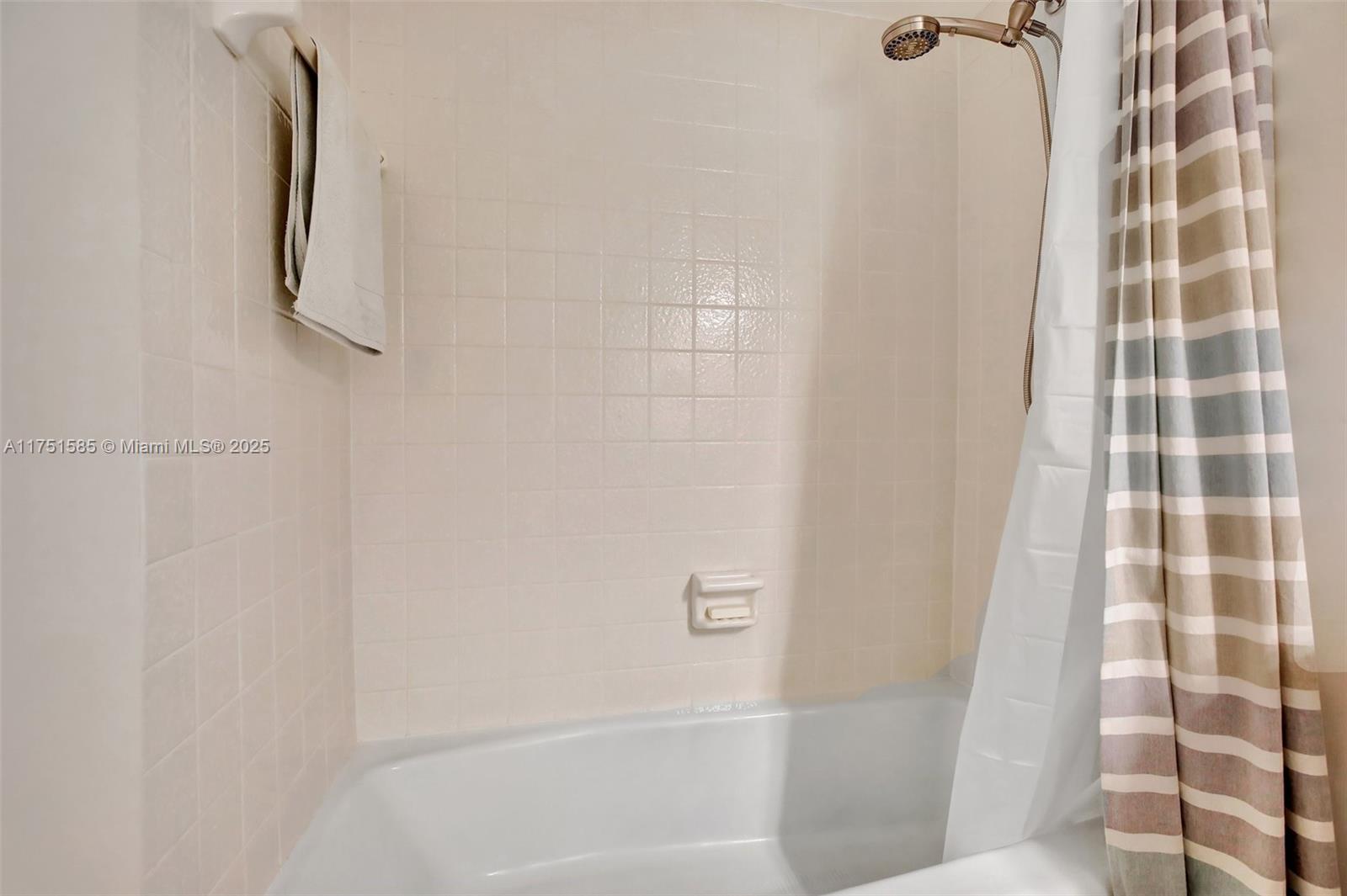 18TH HOLE AT INVERRARY CO - Residential