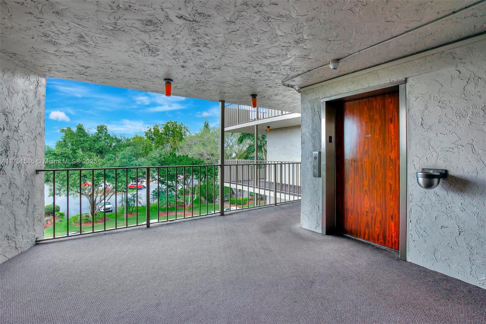 18TH HOLE AT INVERRARY CO - Residential