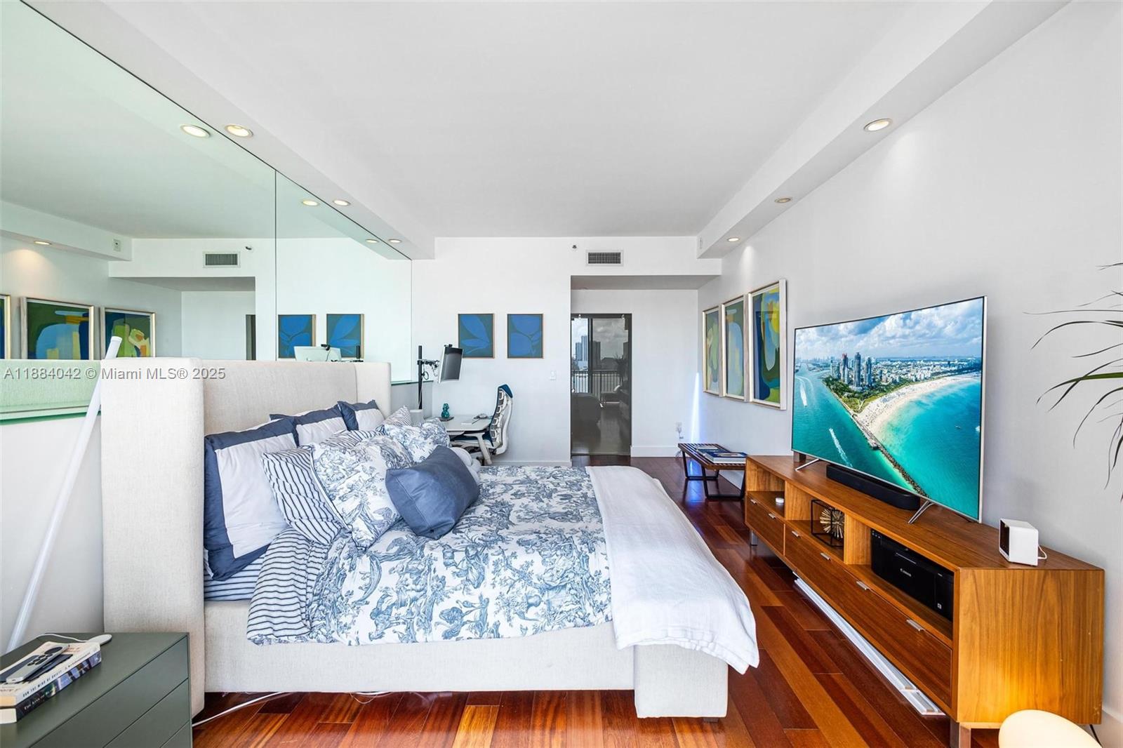 ONE THOUSAND VENETIAN WAY - Residential