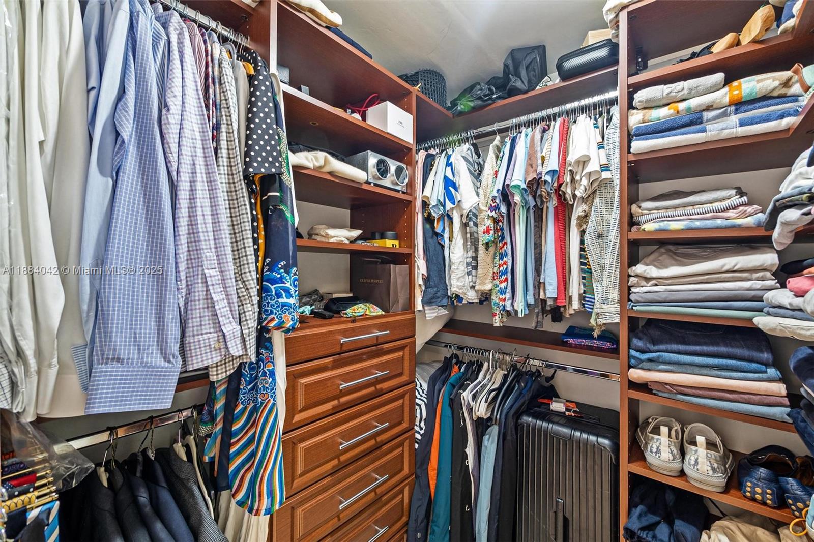 ONE THOUSAND VENETIAN WAY - Residential