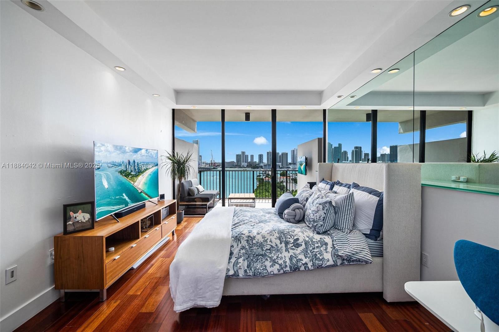 ONE THOUSAND VENETIAN WAY - Residential