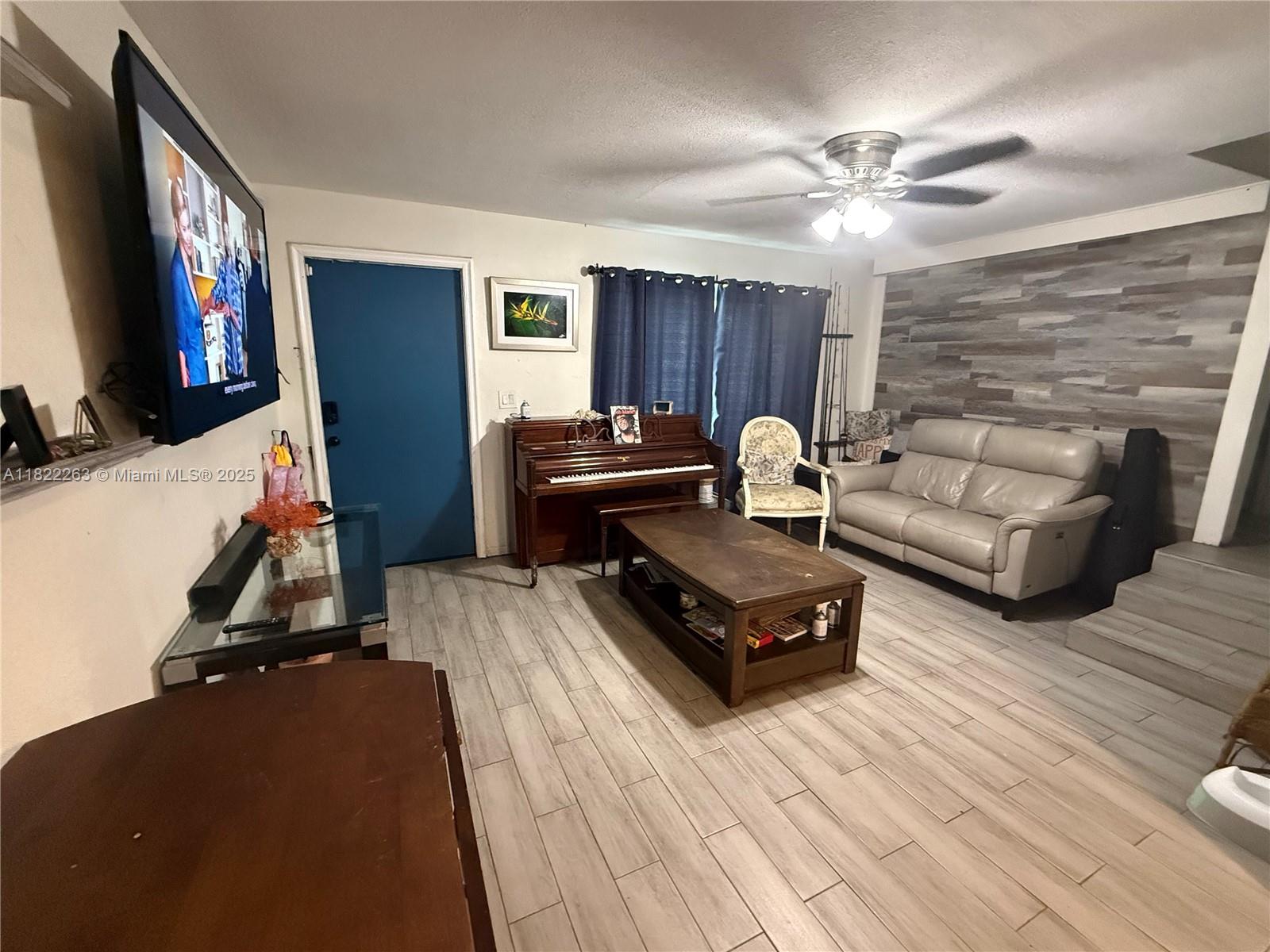 PALM LANE VILLA - Residential