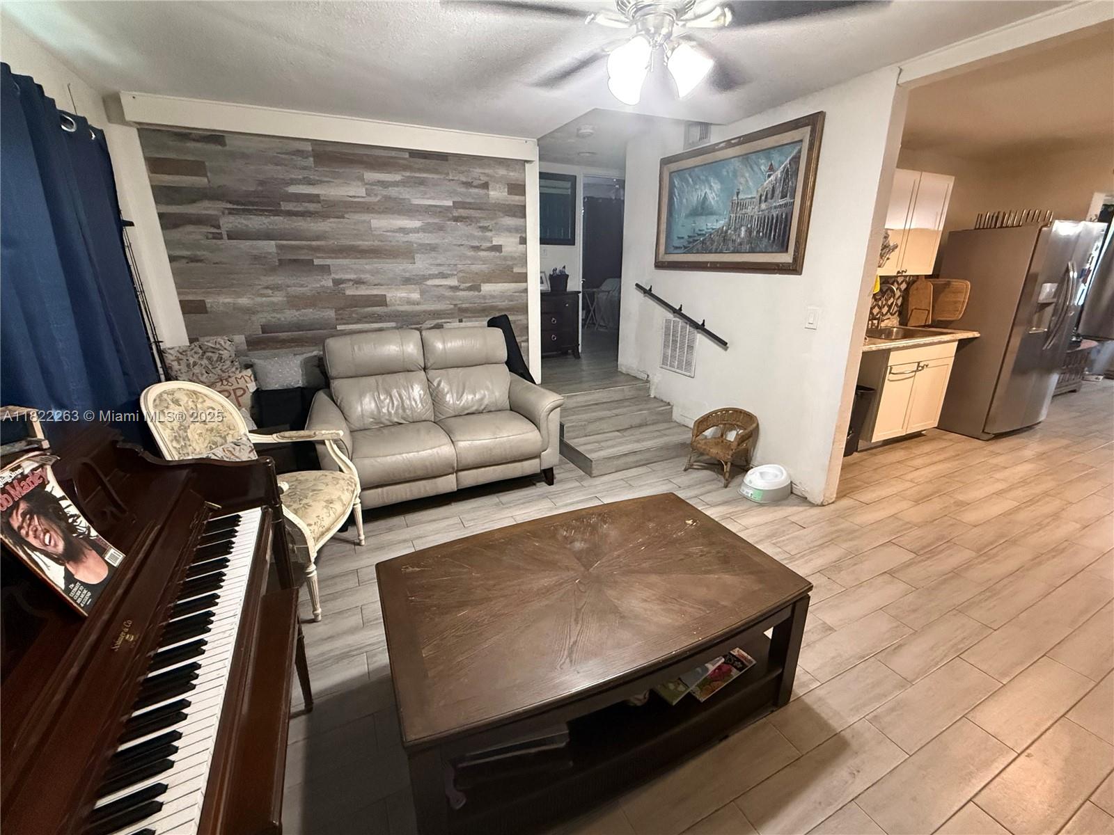 PALM LANE VILLA - Residential