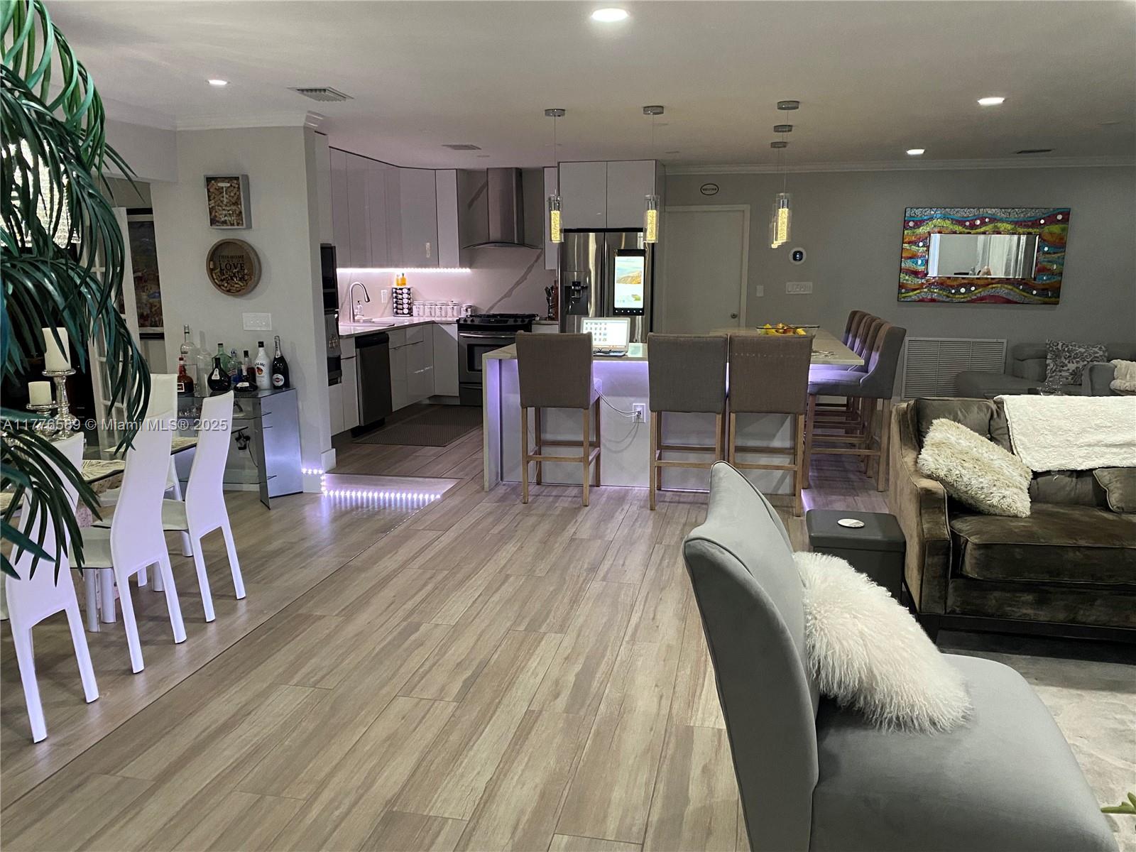 HOLLYWOOD HILLS - Residential